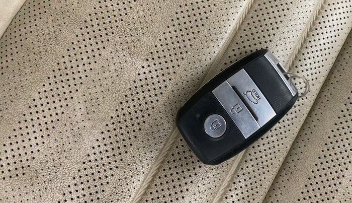 2022 KIA CARENS LUXURY PLUS 1.4 PETROL 7 STR, Petrol, Manual, 29,070 km, Key Close Up