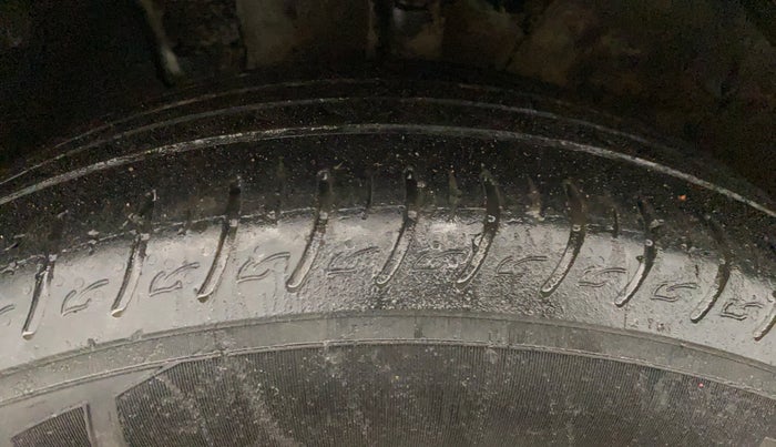 2022 KIA CARENS LUXURY PLUS 1.4 PETROL 7 STR, Petrol, Manual, 29,070 km, Left Front Tyre Tread