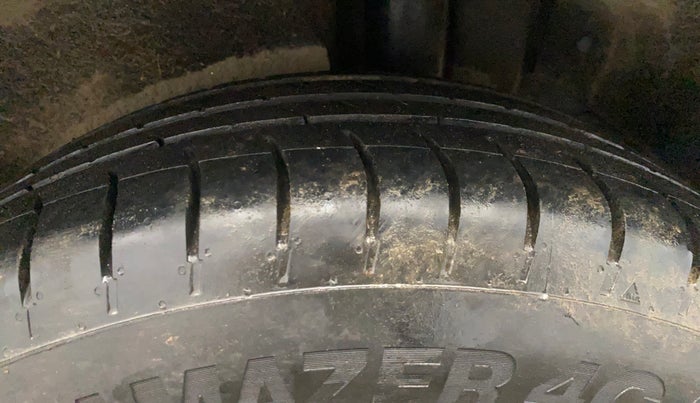 2022 KIA CARENS LUXURY PLUS 1.4 PETROL 7 STR, Petrol, Manual, 29,070 km, Left Rear Tyre Tread