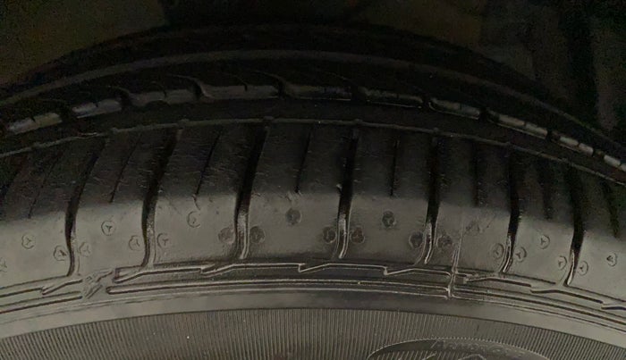 2019 Maruti Ciaz DELTA 1.5 SHVS MT PETROL, Petrol, Manual, 11,299 km, Right Front Tyre Tread