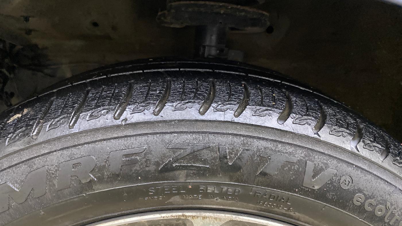 2019 Maruti Ciaz ALPHA  AT 1.5 SHVS PETROL, Petrol, Automatic, 36,500 km, Left Front Tyre Tread