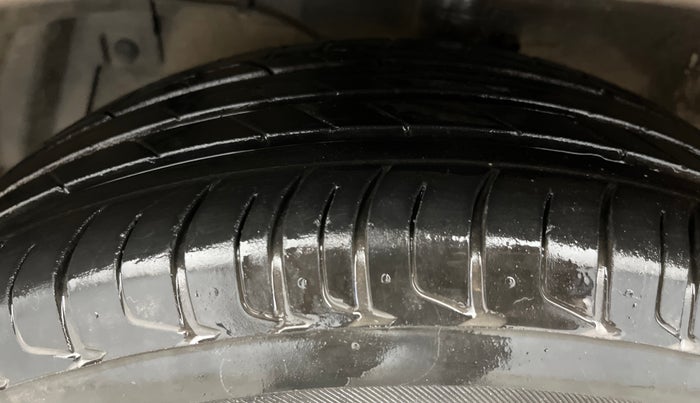 2015 Maruti Ciaz ZXI+ RS, Petrol, Manual, 89,704 km, Left Front Tyre Tread