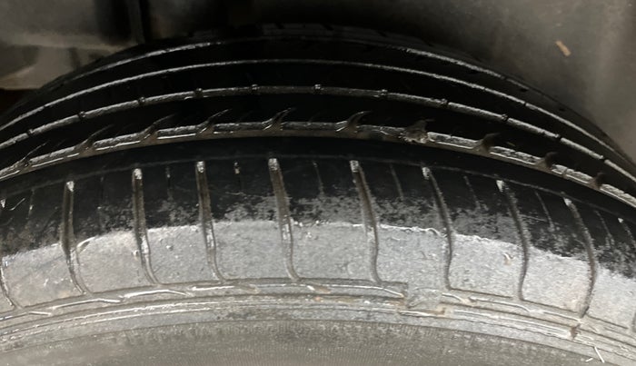 2015 Maruti Ciaz ZXI+ RS, Petrol, Manual, 89,704 km, Right Rear Tyre Tread