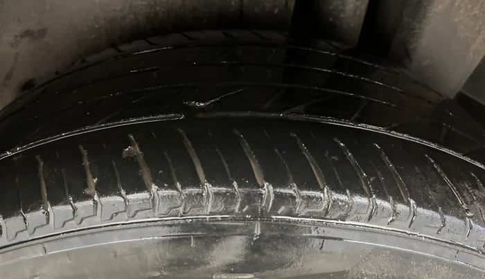 2015 Maruti Ciaz ZXI+ RS, Petrol, Manual, 89,704 km, Left Rear Tyre Tread