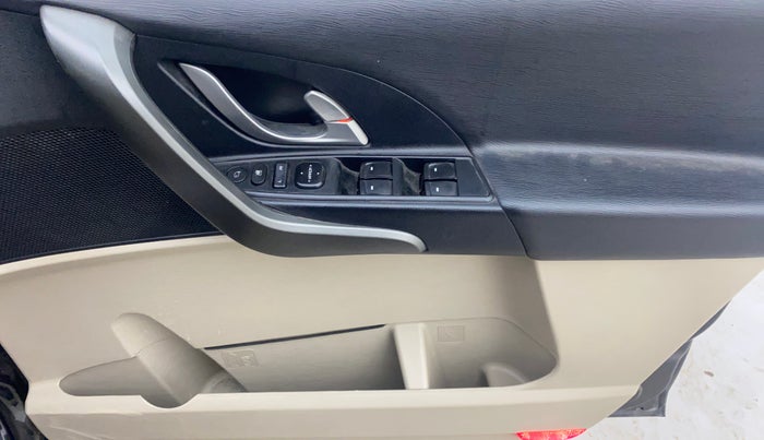 2015 Mahindra XUV500 W10, Diesel, Manual, 50,127 km, Driver Side Door Panels Control