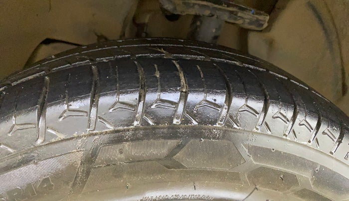 2016 Tata Tiago XT PETROL, CNG, Manual, 1,15,645 km, Left Front Tyre Tread