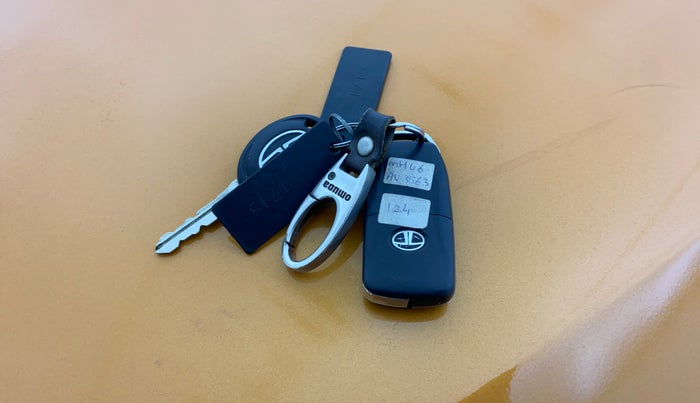 2016 Tata Tiago XT PETROL, CNG, Manual, 1,15,645 km, Key Close Up