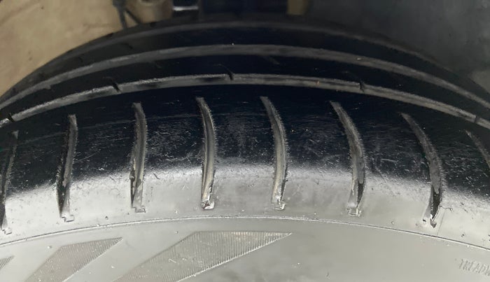 2014 Volkswagen Vento HIGHLINE PETROL, Petrol, Manual, 62,625 km, Right Front Tyre Tread