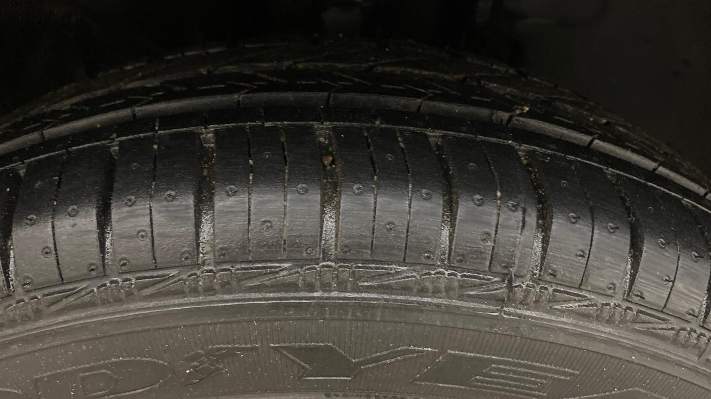 2020 Renault Kwid RXT 1.0 AMT (O), Petrol, Automatic, 1,06,236 km, Right Front Tyre Tread
