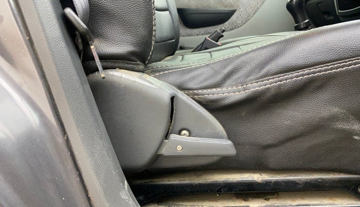 2017 Maruti Alto 800 LXI, CNG, Manual, 86,979 km, Driver Side Adjustment Panel