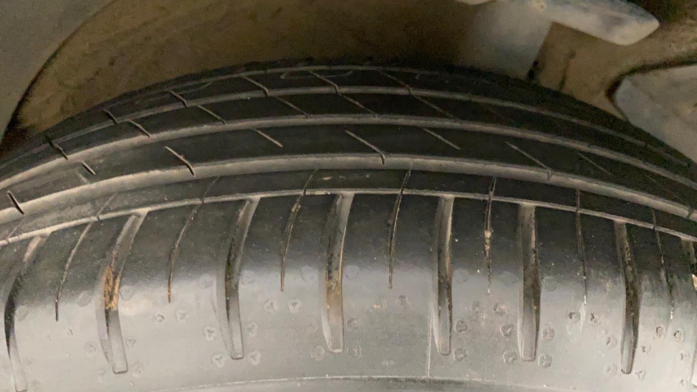 2022 MG HECTOR PLUS SHARP 1.5 PETROL TURBO CVT 6-STR, Petrol, Automatic, 11,542 km, Right Front Tyre Tread