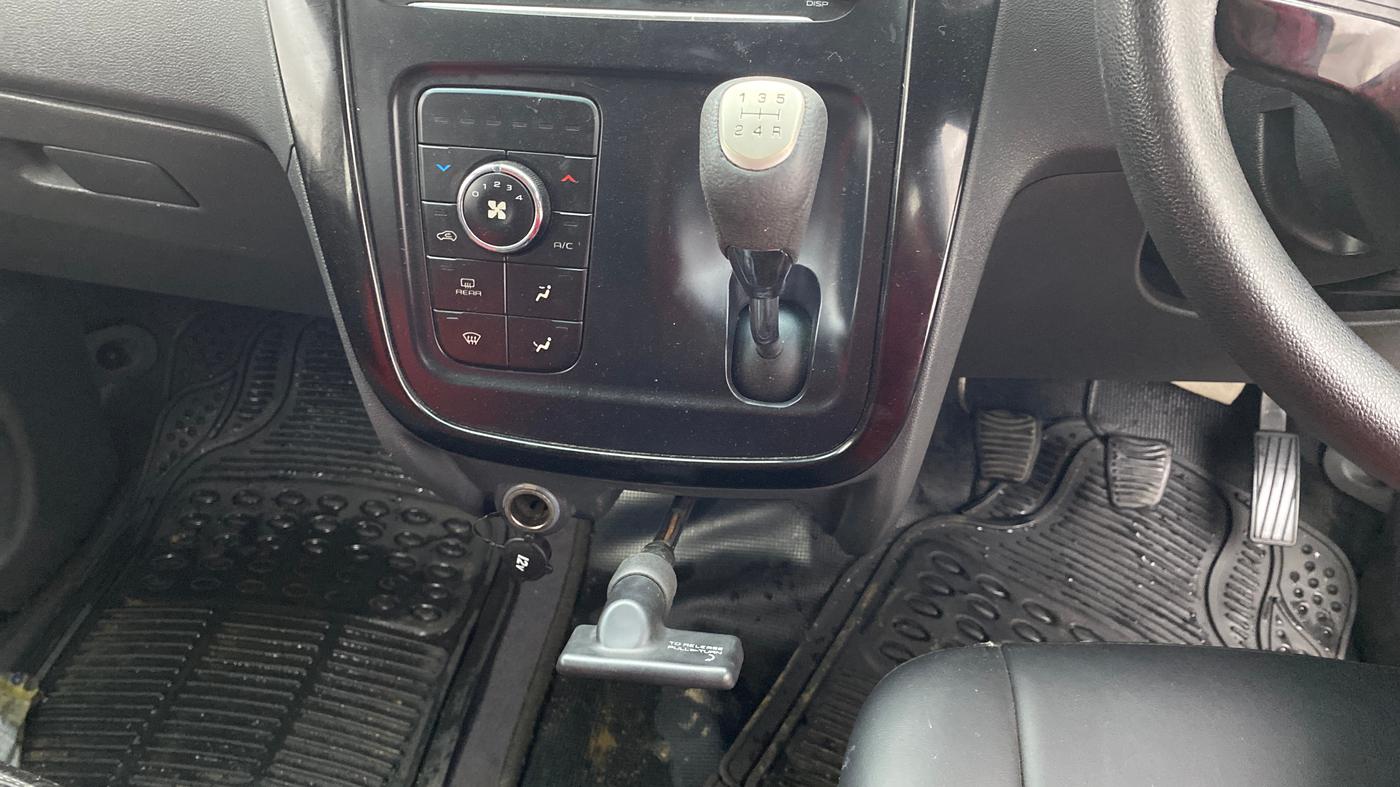 2018 Mahindra KUV 100 NXT K6+ P 6 STR, Petrol, Manual, 39,704 km, Gear Lever