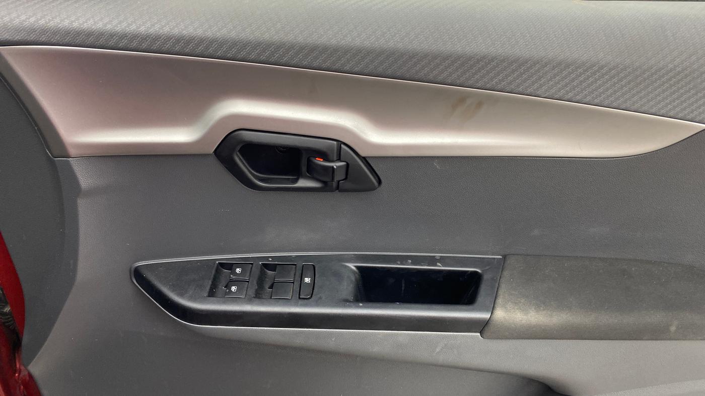 2018 Mahindra KUV 100 NXT K6+ P 6 STR, Petrol, Manual, 39,704 km, Driver Side Door Panels Control