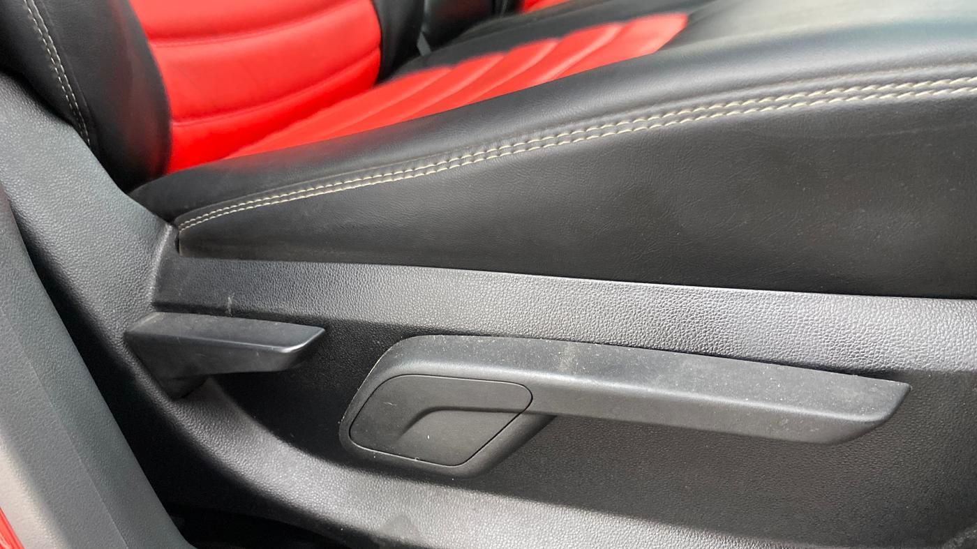 2018 Mahindra KUV 100 NXT K6+ P 6 STR, Petrol, Manual, 39,704 km, Driver Side Adjustment Panel