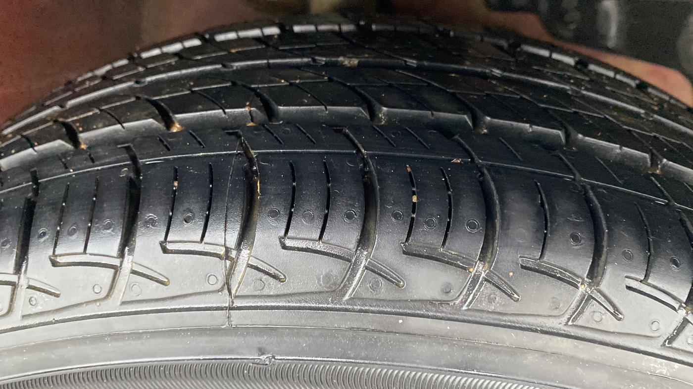 2018 Mahindra KUV 100 NXT K6+ P 6 STR, Petrol, Manual, 39,704 km, Right Front Tyre Tread