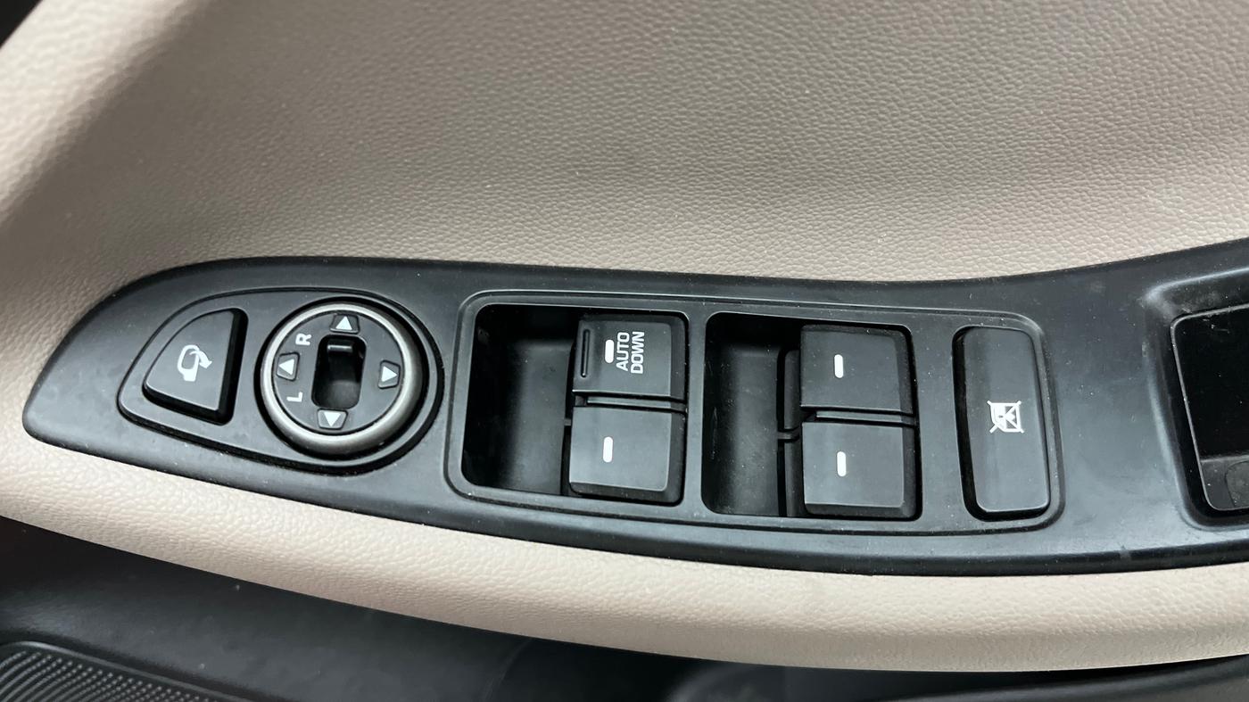 2018 Hyundai Elite i20 SPORTZ 1.2, Petrol, Manual, 53,771 km, Driver Side Door Panels Control