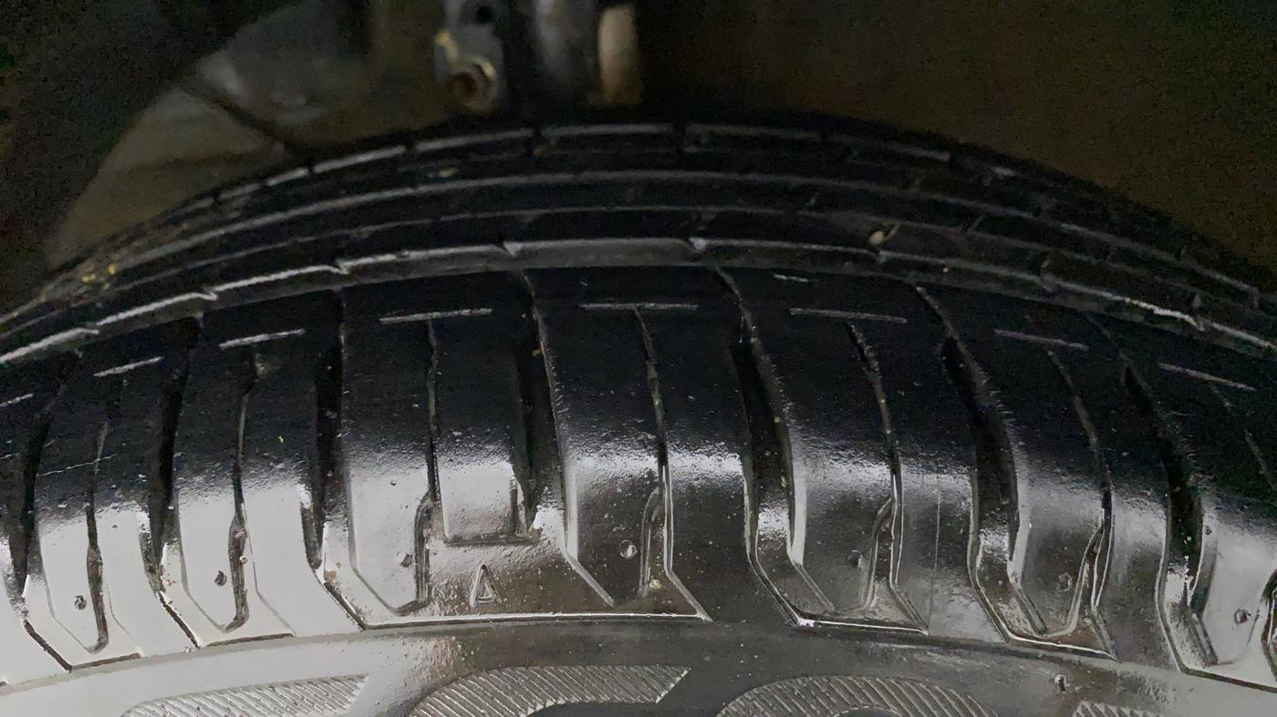 2021 Maruti XL6 ALPHA AT, Petrol, Automatic, 20,534 km, Left Front Tyre Tread