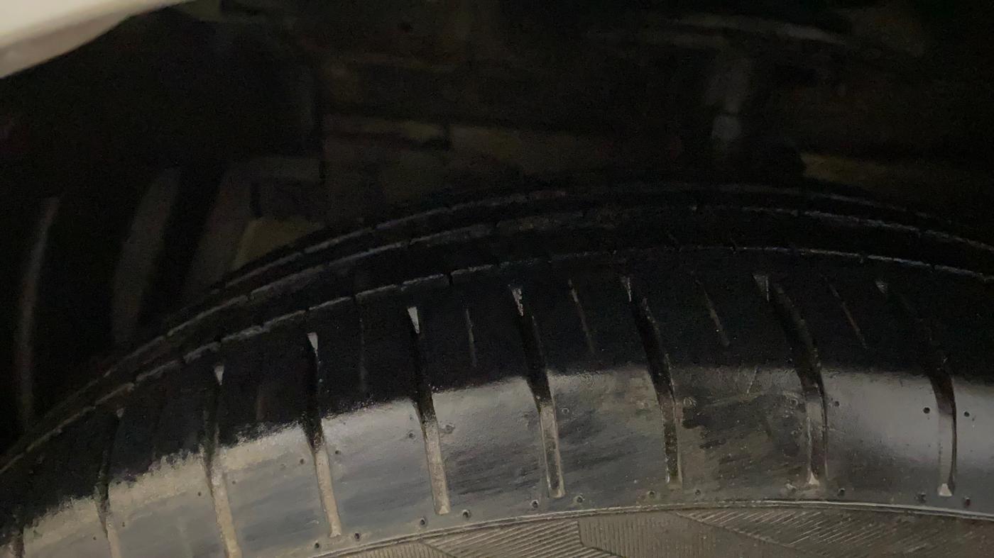 2018 Maruti Ciaz ZETA 1.4  AT PETROL, Petrol, Automatic, 72,833 km, Left Front Tyre Tread