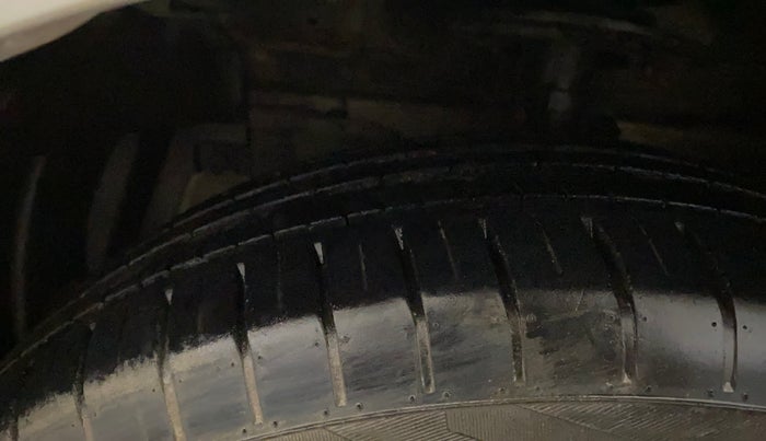 2018 Maruti Ciaz ZETA 1.4  AT PETROL, Petrol, Automatic, 72,881 km, Left Front Tyre Tread