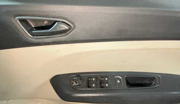 2022 Renault TRIBER RXT, Petrol, Manual, 1,01,614 km, Driver Side Door Panels Control