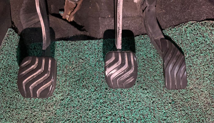 2022 Renault TRIBER RXT, Petrol, Manual, 1,01,614 km, Pedals