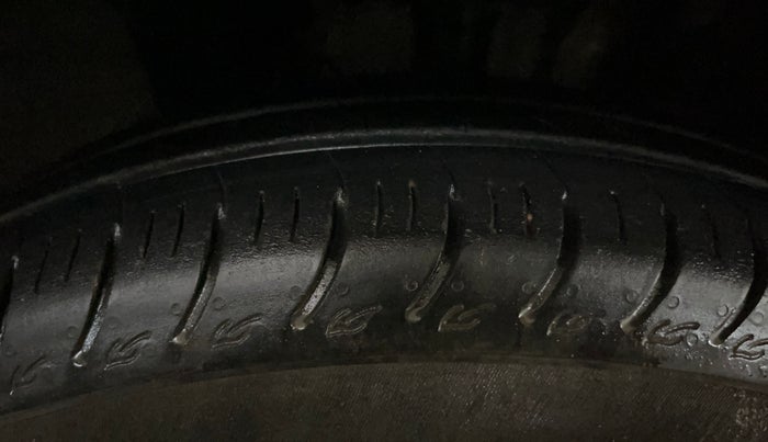 2022 Renault TRIBER RXT, Petrol, Manual, 1,01,614 km, Right Front Tyre Tread