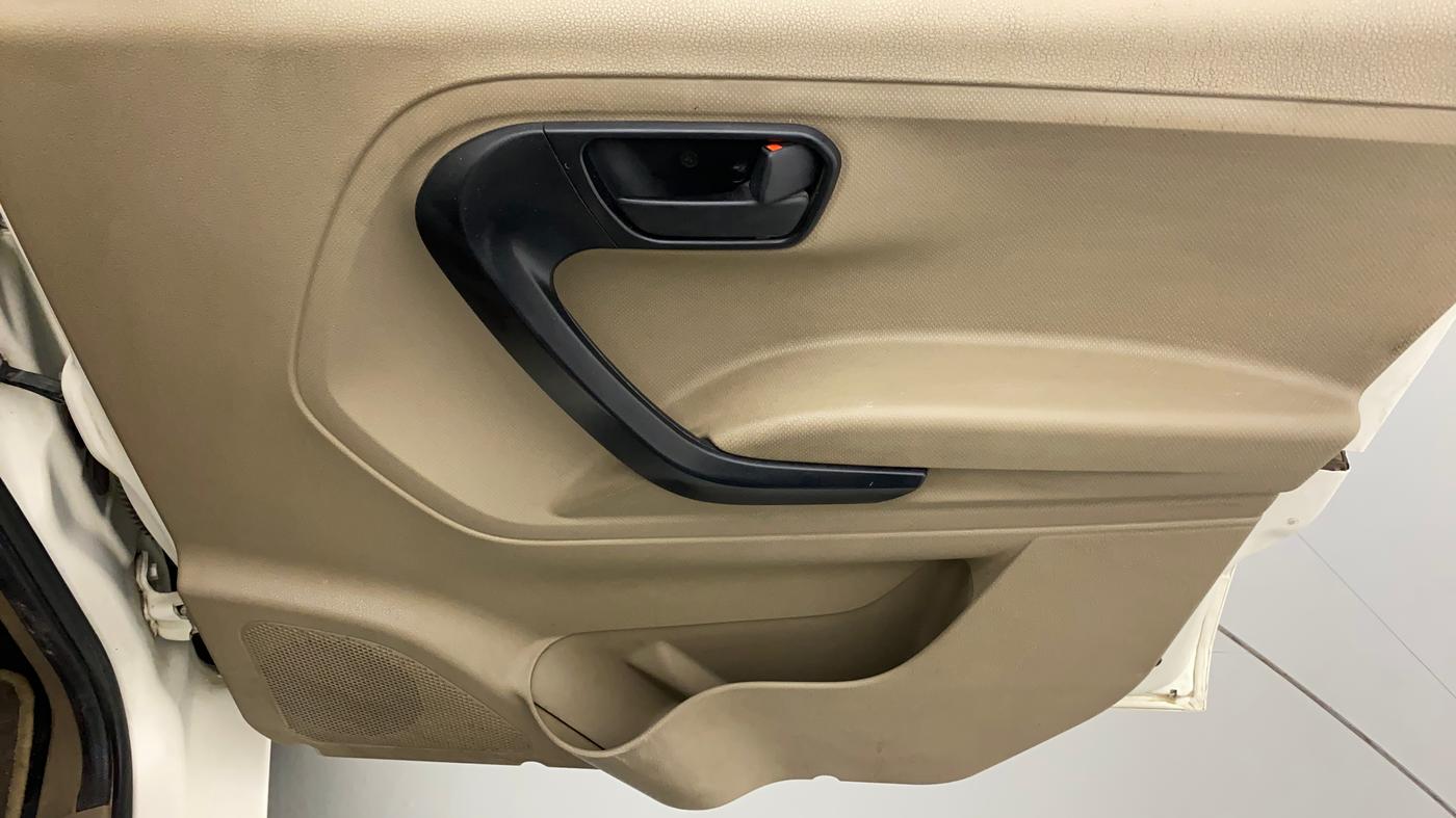 2018 Mahindra TUV300 T6 PLUS, Diesel, Manual, 94,814 km, Driver Side Door Panels Control