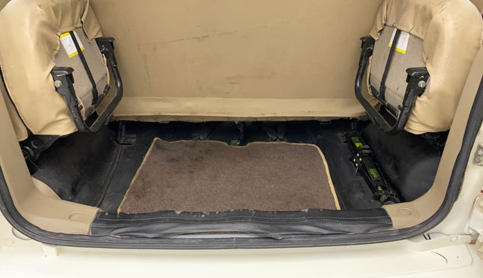 2018 Mahindra TUV300 T6 PLUS, Diesel, Manual, 94,814 km, Boot Inside