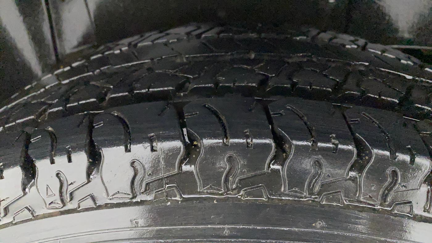 2018 Mahindra TUV300 T6 PLUS, Diesel, Manual, 94,814 km, Right Rear Tyre Tread