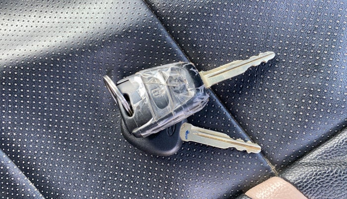 2018 Hyundai Grand i10 SPORTZ 1.2 KAPPA VTVT DUAL TONE, CNG, Manual, 65,557 km, Key Close Up