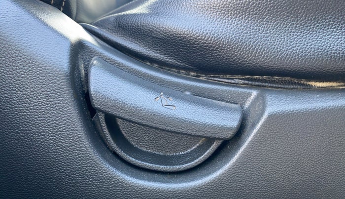 2018 Hyundai Grand i10 SPORTZ 1.2 KAPPA VTVT DUAL TONE, CNG, Manual, 65,557 km, Driver Side Adjustment Panel