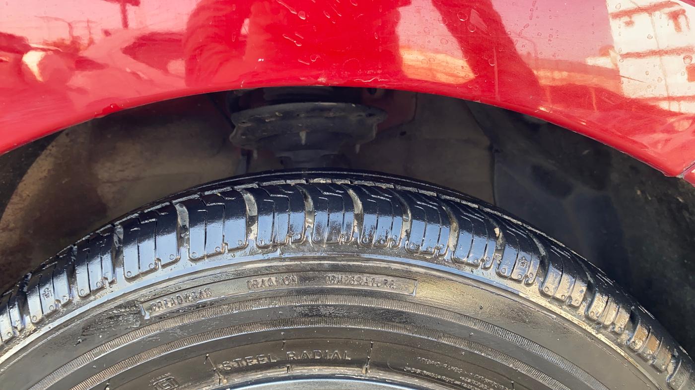 2018 Hyundai Grand i10 SPORTZ 1.2 KAPPA VTVT DUAL TONE, CNG, Manual, 65,571 km, Right Front Tyre Tread