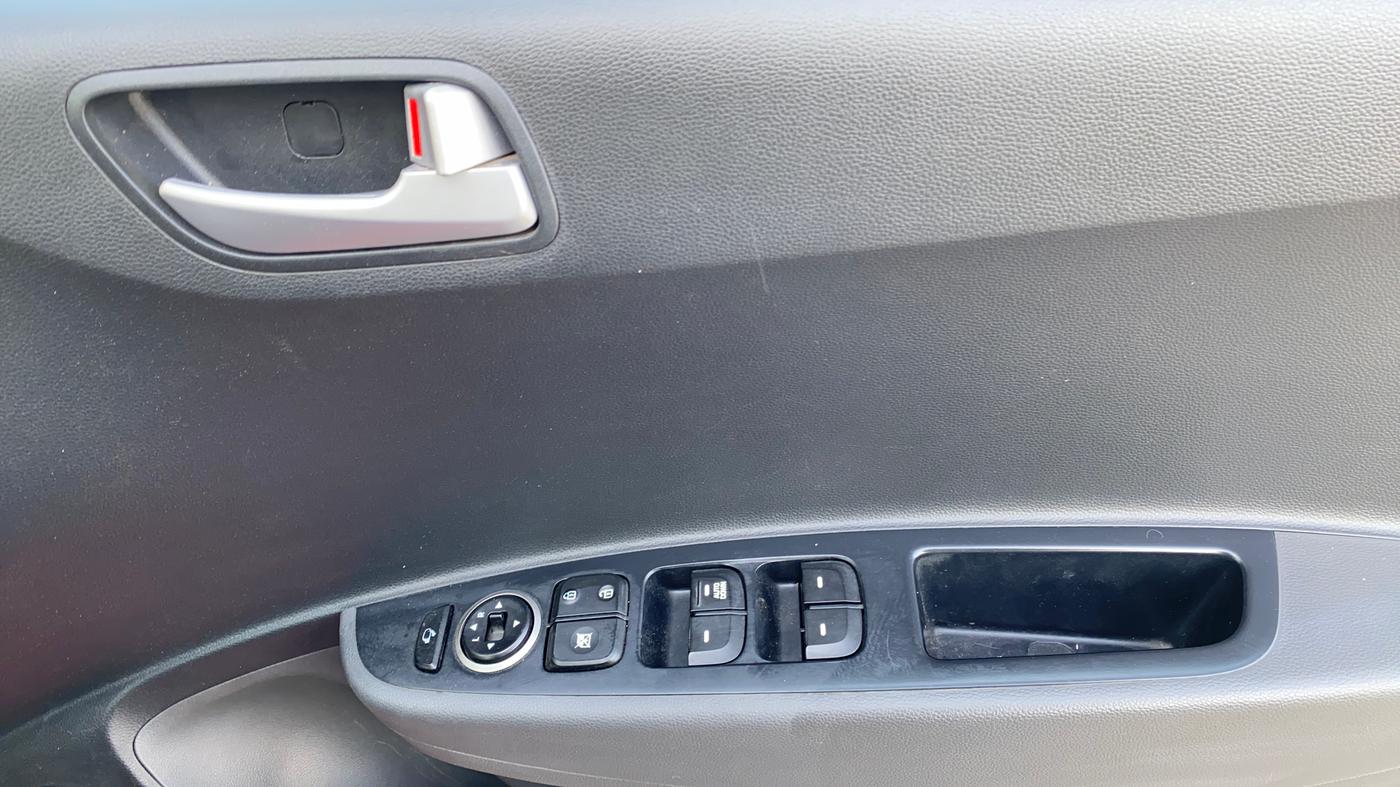 2018 Hyundai Grand i10 SPORTZ 1.2 KAPPA VTVT DUAL TONE, CNG, Manual, 65,571 km, Driver Side Door Panels Control