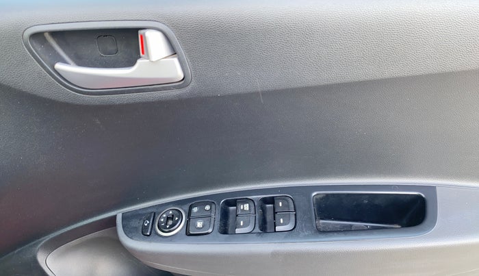 2018 Hyundai Grand i10 SPORTZ 1.2 KAPPA VTVT DUAL TONE, CNG, Manual, 65,557 km, Driver Side Door Panels Control