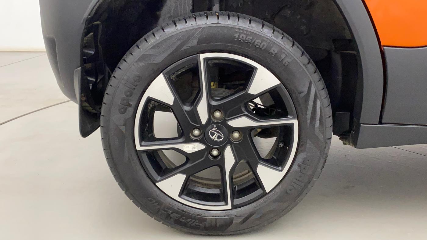 2023 Tata PUNCH ACCOMPLISHED DAZZLE PACK AMT, Petrol, Automatic, 29,055 km, Right Rear Wheel