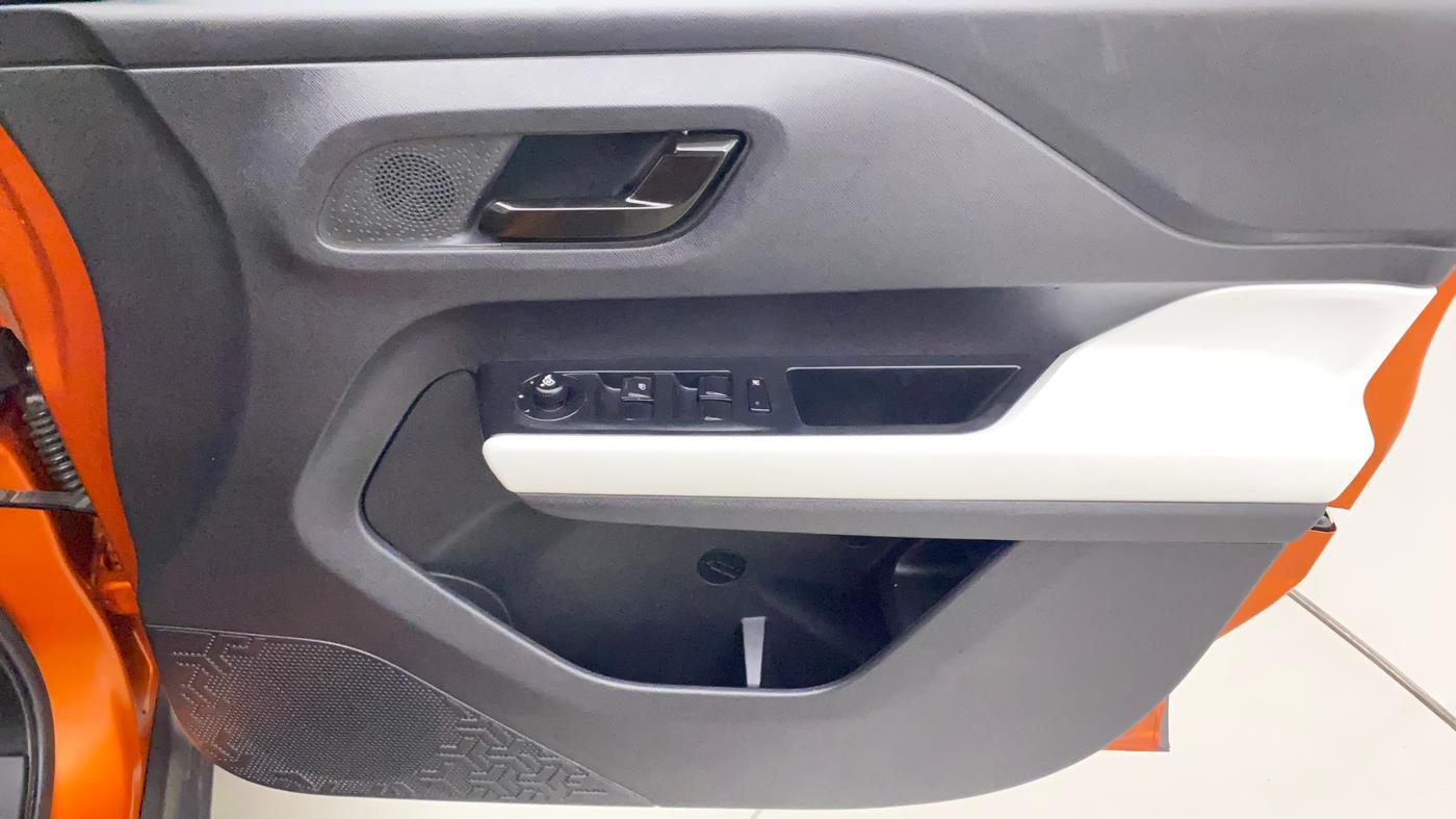 2023 Tata PUNCH ACCOMPLISHED DAZZLE PACK AMT, Petrol, Automatic, 29,055 km, Driver Side Door Panels Control