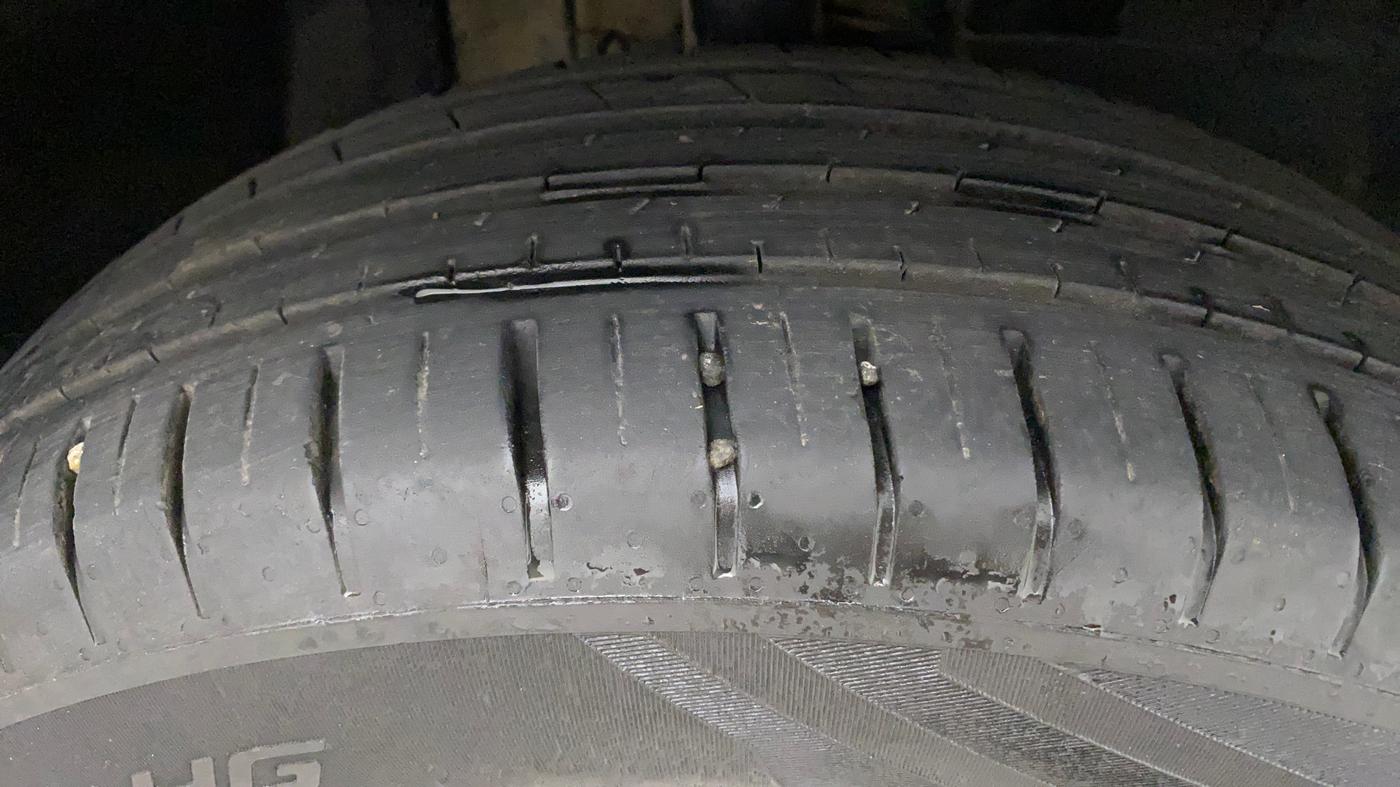 2023 Tata PUNCH ACCOMPLISHED DAZZLE PACK AMT, Petrol, Automatic, 29,055 km, Right Front Tyre Tread