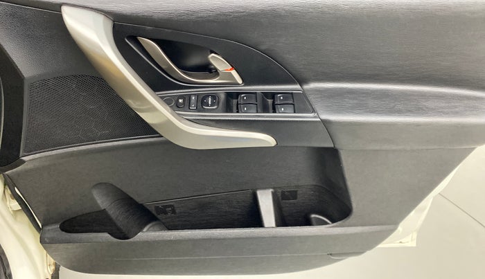 2020 Mahindra XUV500 W7 FWD, Diesel, Manual, 38,625 km, Driver Side Door Panels Control