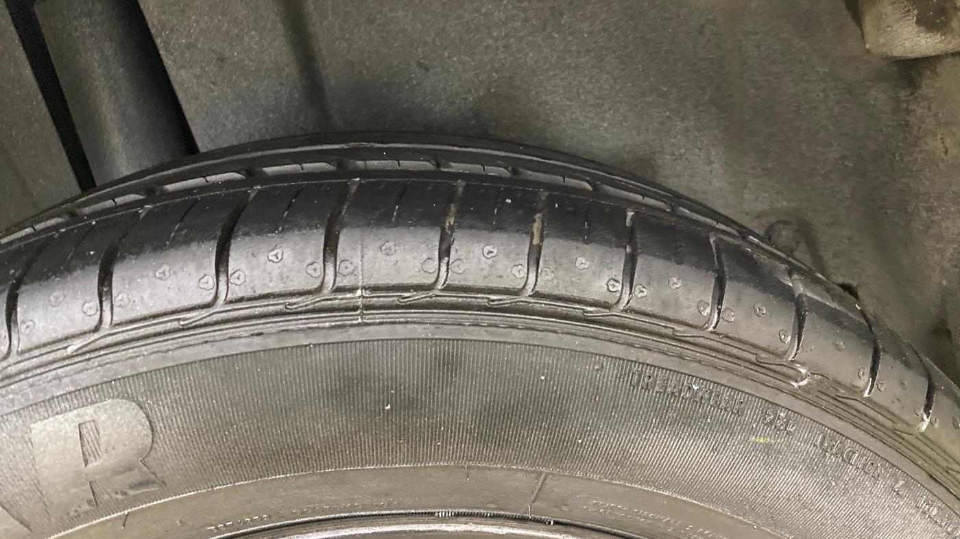 2014 Maruti Ertiga ZXI, Petrol, Manual, 1,09,924 km, Right Rear Tyre Tread