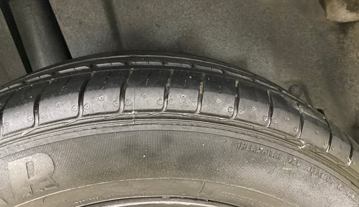 2014 Maruti Ertiga ZXI, Petrol, Manual, 1,09,924 km, Right Rear Tyre Tread