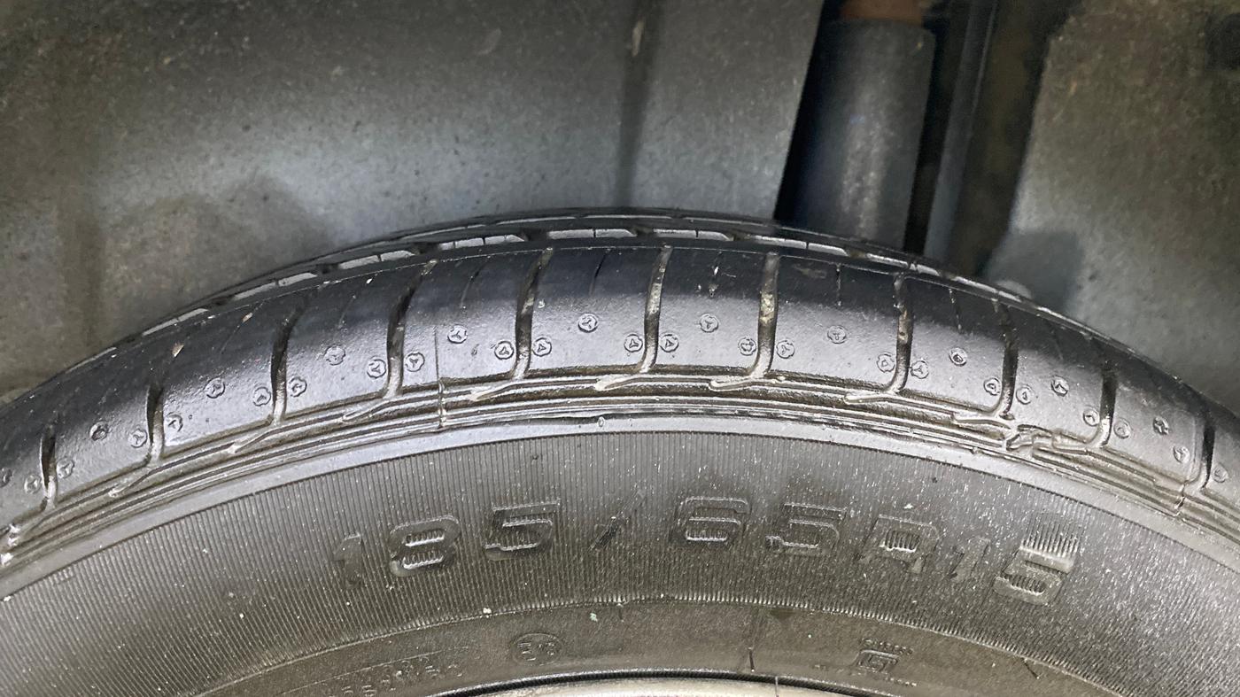 2014 Maruti Ertiga ZXI, Petrol, Manual, 1,09,924 km, Left Rear Tyre Tread