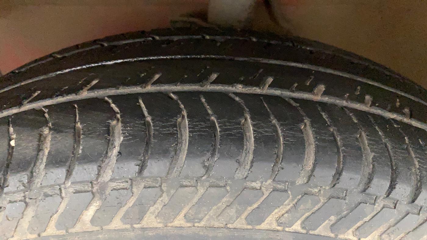 2011 Maruti Swift Dzire VDI, Diesel, Manual, 98,873 km, Left Front Tyre Tread