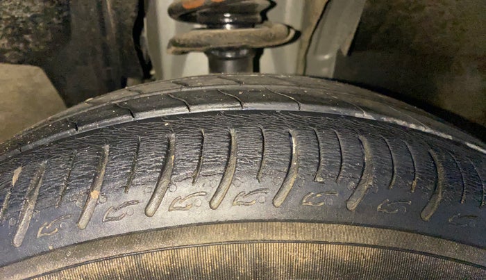 2021 Renault TRIBER RXZ, Petrol, Manual, 33,102 km, Right Front Tyre Tread