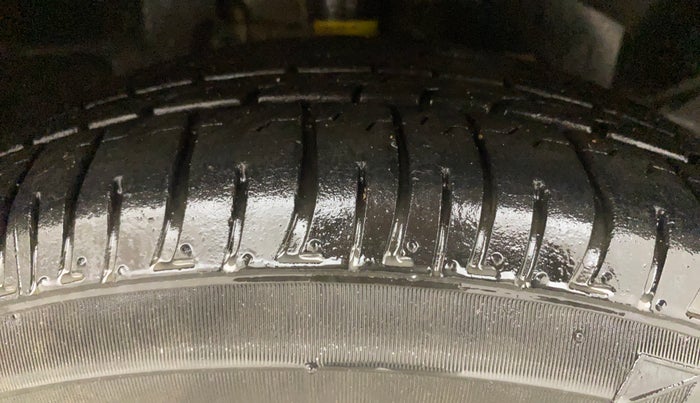 2020 Ford Ecosport TITANIUM 1.5L SPORTS(SUNROOF) DIESEL, Diesel, Manual, 90,026 km, Right Front Tyre Tread