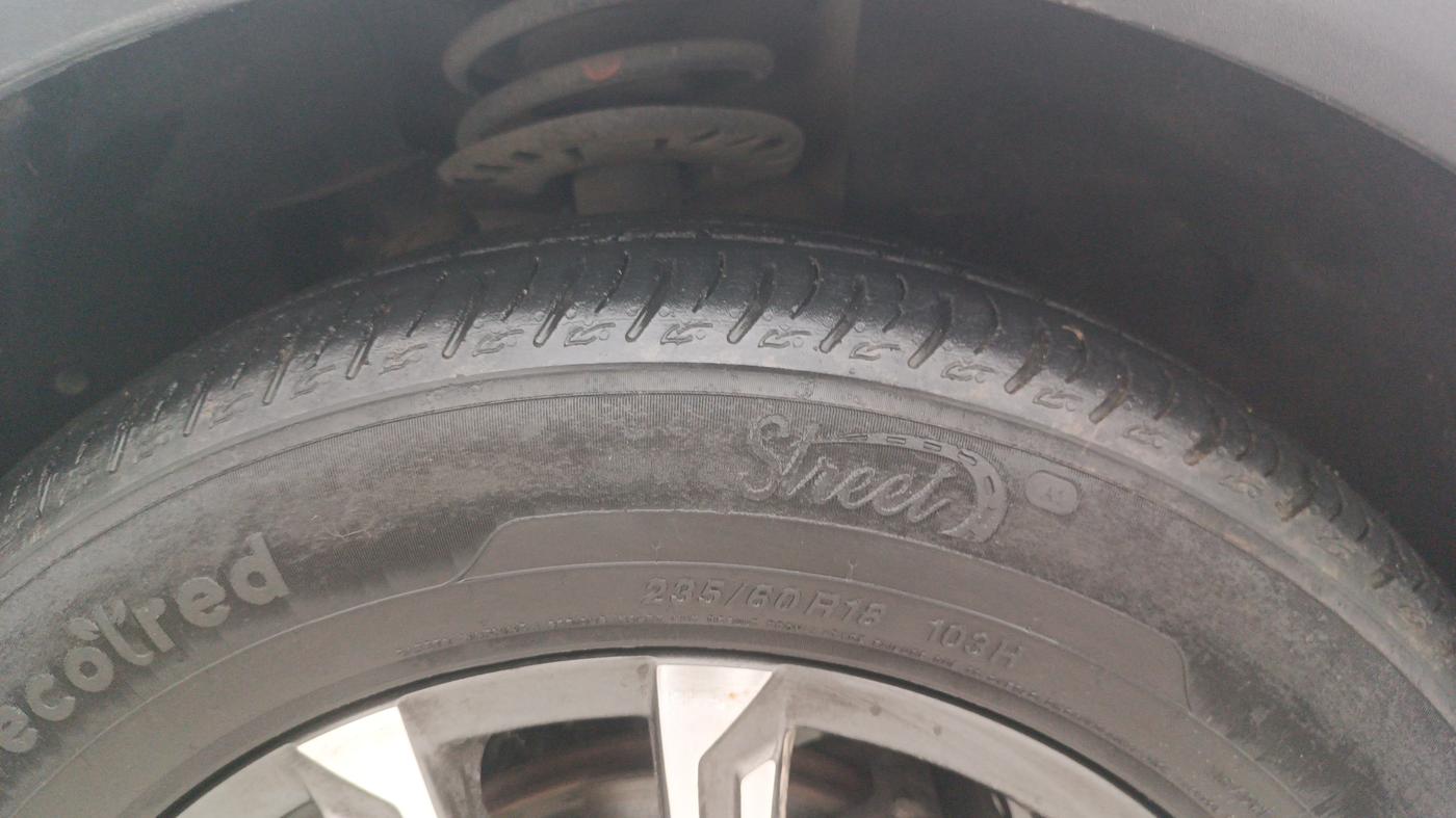 2023 Mahindra XUV700 AX 7 LUXURY P AT 7 STR, Petrol, Automatic, 42,955 km, Right Front Tyre Tread
