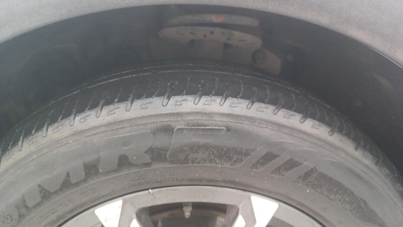 2023 Mahindra XUV700 AX 7 LUXURY P AT 7 STR, Petrol, Automatic, 42,955 km, Left Front Tyre Tread