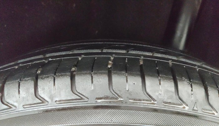2016 Maruti Vitara Brezza ZDI PLUS, Diesel, Manual, 1,09,176 km, Left Rear Tyre Tread