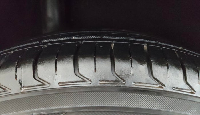 2016 Maruti Vitara Brezza ZDI PLUS, Diesel, Manual, 1,09,176 km, Right Rear Tyre Tread