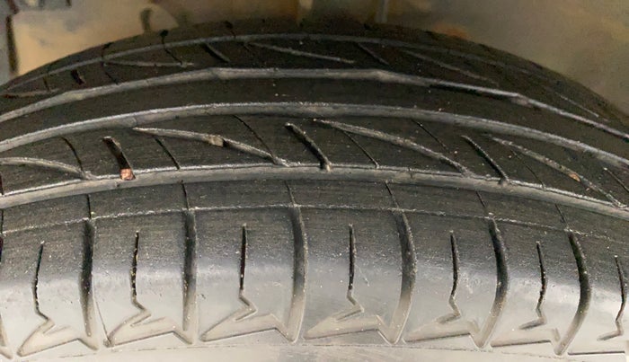 2013 Maruti Swift LXI, Petrol, Manual, 56,511 km, Left Front Tyre Tread