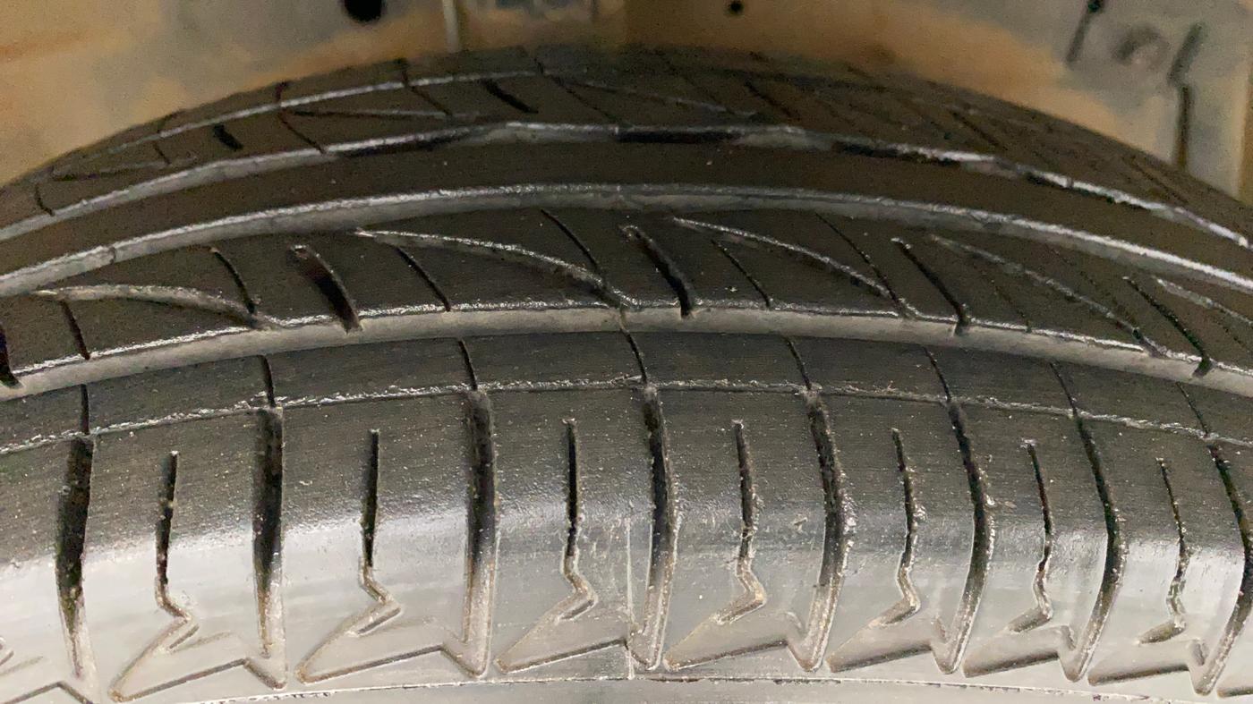 2013 Maruti Swift LXI, Petrol, Manual, 56,511 km, Right Front Tyre Tread